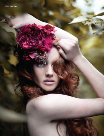 Perdida na Floresta, Achada com Flor no Cabelo. (Pinterest)