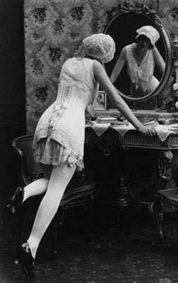 A Rapariga que se apronta... em frente ao Espelho. (Pinterest)