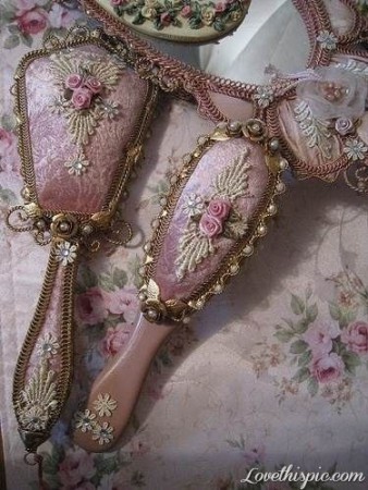 A Escova, o Pente... e o Espelho de mão. (Pinterest)