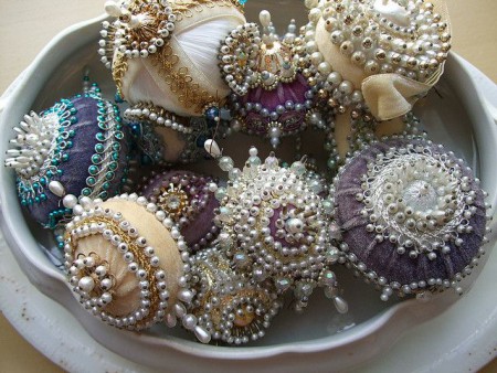 Os Ornamentos Vitorianos que disporá pelos cabelos que terminou agora de escovar e pelo longp vestido verde água e rosa pálido. (Pinterest)
